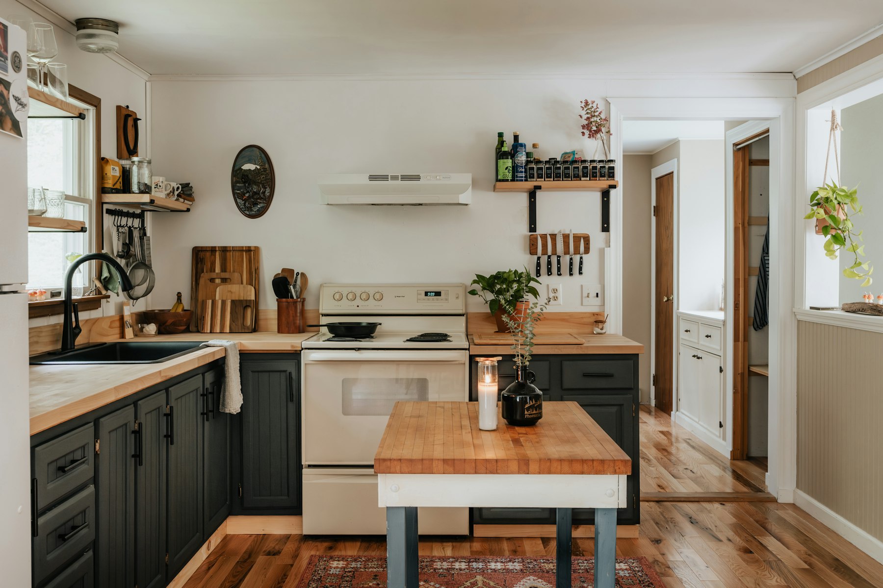 2022 kitchen — shaker fronts, honed counters, no gimmicks