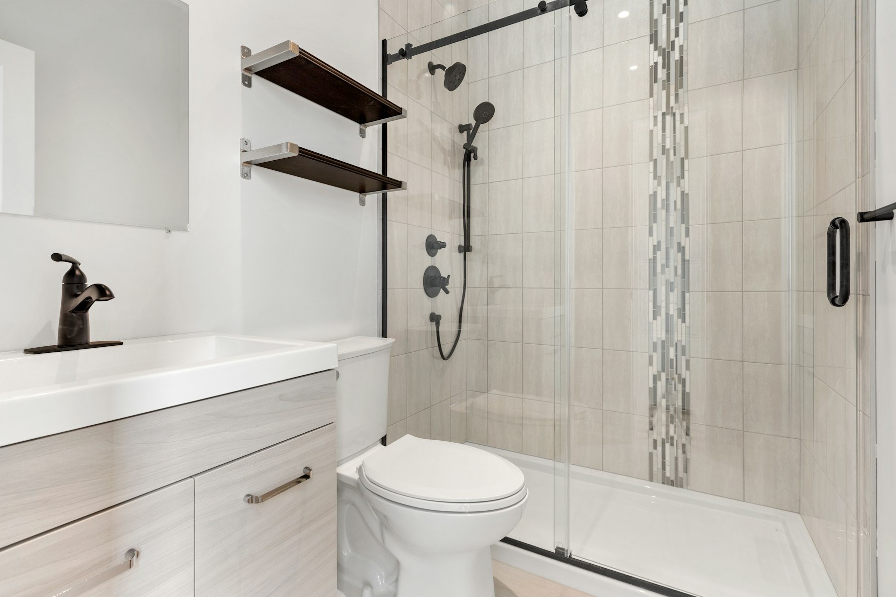 Wet room with a bench and a hand shower