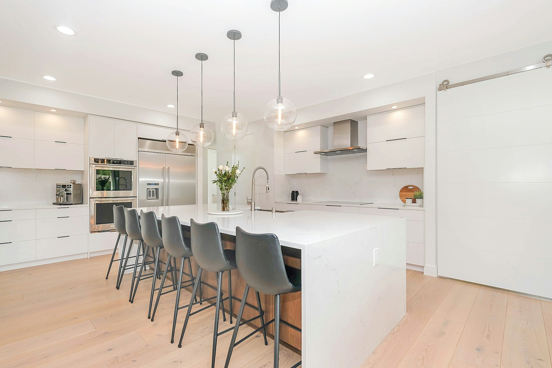 Island seating for five, gas cooktop